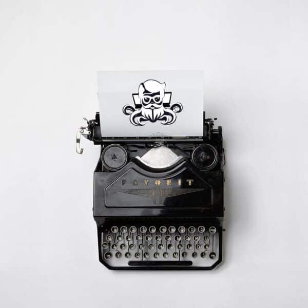 Machine à écrire avec le logo d'Edmond Projet Digital