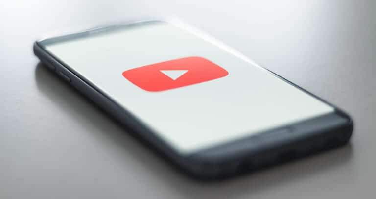 Smartphone avec le logo Youtube